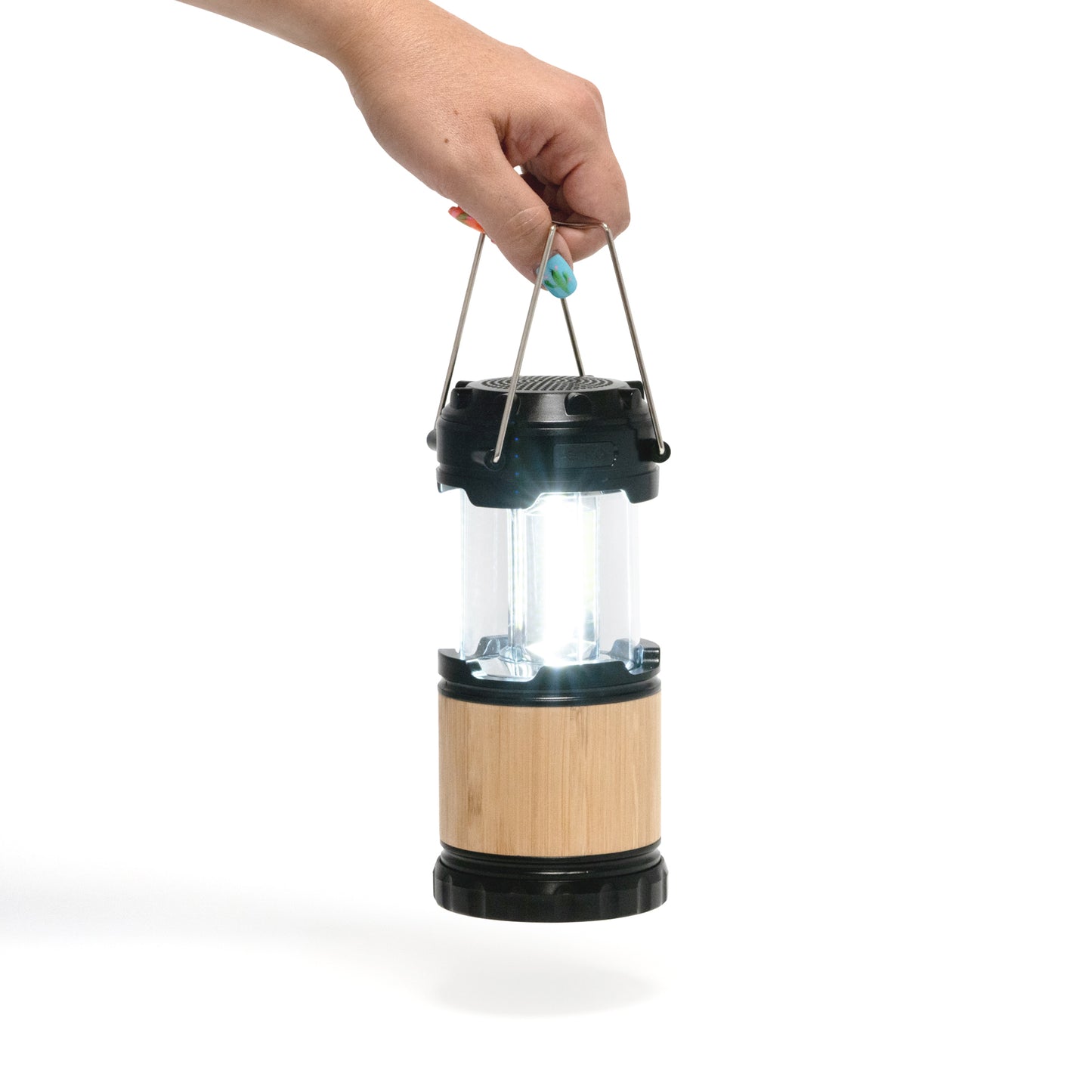 Cassa wireless da 3W con funzione di lampada da 230 lumen e struttura principale in bambù.