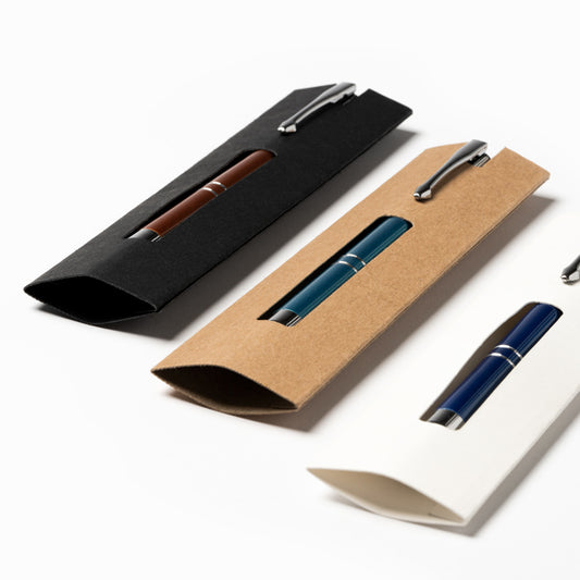 Astuccio in cartone con finestrella per penne.