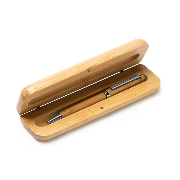 Penna a sfera con meccanismo a rotazione in bambù con dettagli in acciaio inossidabile. Confezione in astuccio di bambù con chiusura a calamita. Inchiostro blu.