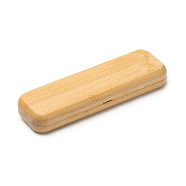 Penna a sfera con meccanismo a rotazione in bambù con dettagli in acciaio inossidabile. Confezione in astuccio di bambù con chiusura a calamita. Inchiostro blu.