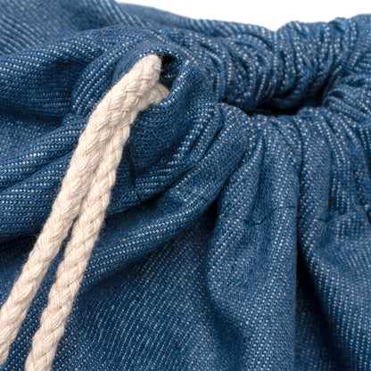 Zaino con coulisse in denim riciclato con cordoncini in cotone effetto jens da 8 mm.
