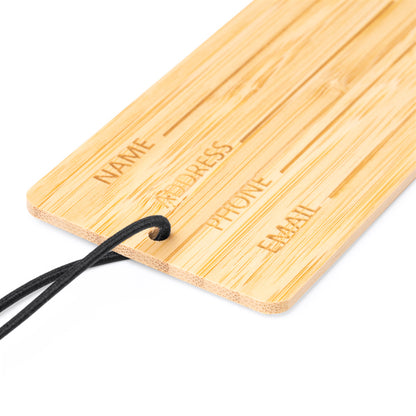 Etichetta per valigia in bambù con cinturino elastico nero.