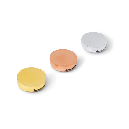 Balsamo per labbra in astuccio cromato con specchietto interno. Protezione SPF15.