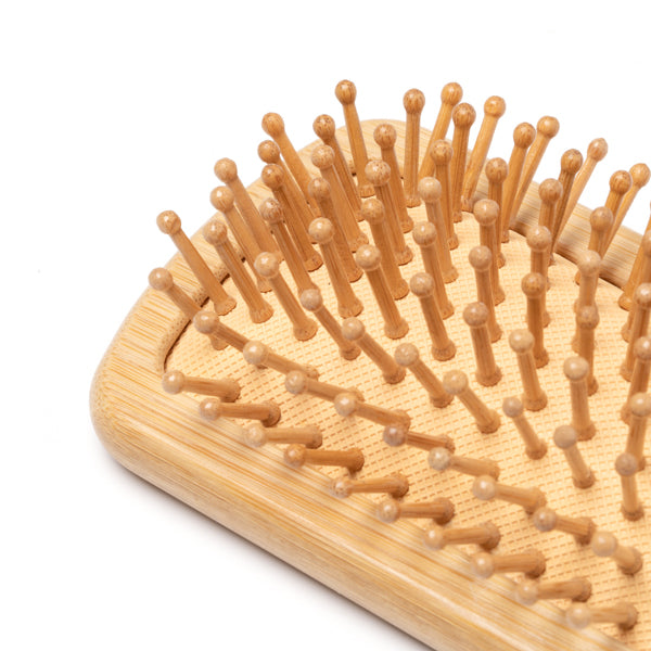 Spazzola per capelli con corpo e setole in bambù
