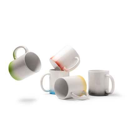 Tazza in ceramica, specifica per la sublimazione. Capacità: 350 ml. Base colorata. Confezione in scatola bianca.