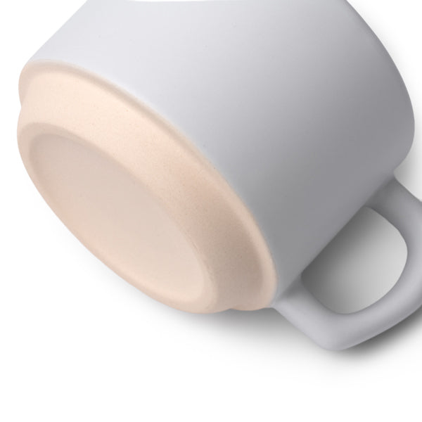 Tazza in ceramica con finitura esterna opaca, manico dal design irregolare e base in bambù. Capacità 180 ml,sublimatica
