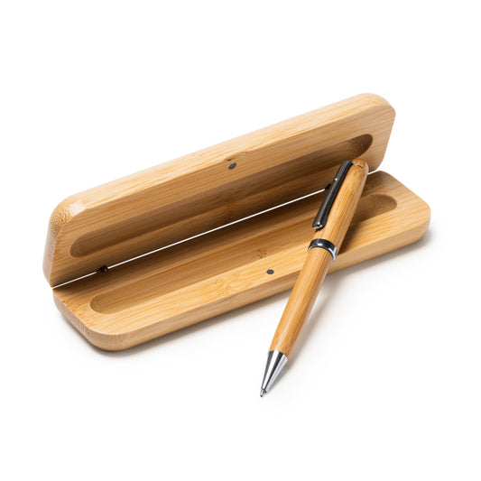 Penna a sfera con meccanismo a rotazione in bambù con dettagli in acciaio inossidabile. Confezione in astuccio di bambù con chiusura a calamita. Inchiostro blu.